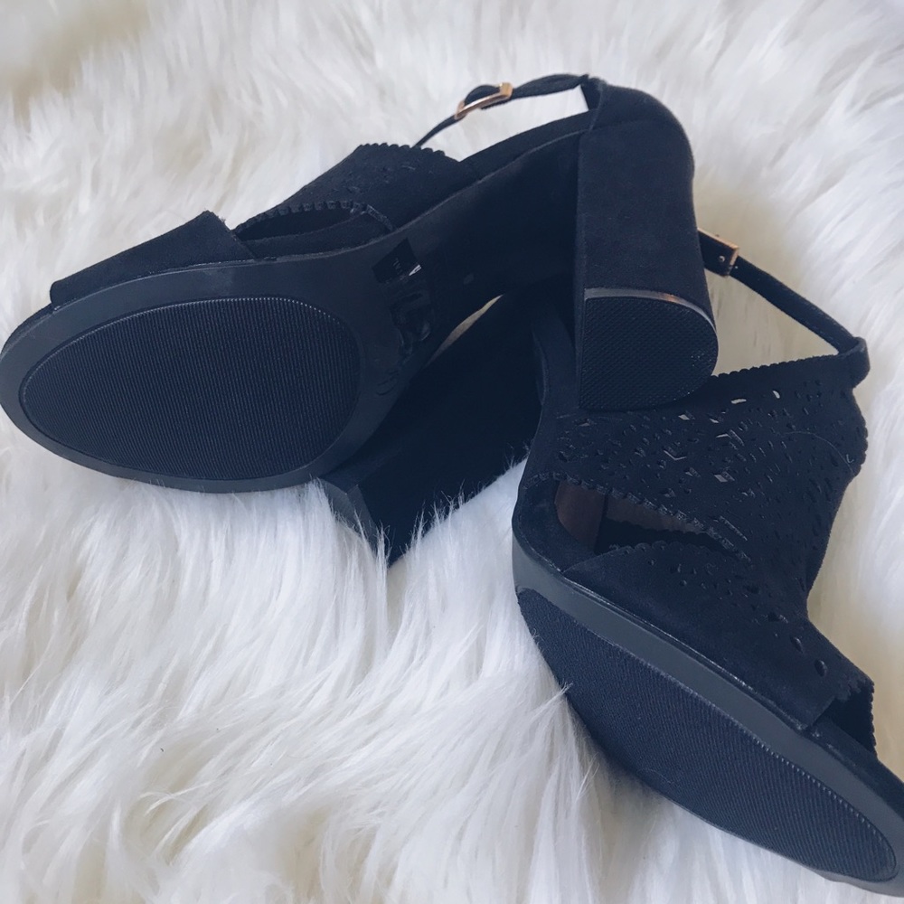 Black‎ Heels - Picture 3 of 4